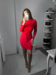 Robe rouge ceinturée